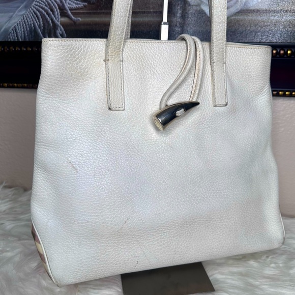 Elegant Burberry White Leather Tote Bag - Picture 2 of 16